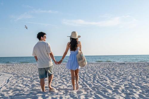 King Bed-Step to Madeira Beach-Heated Pool-Private