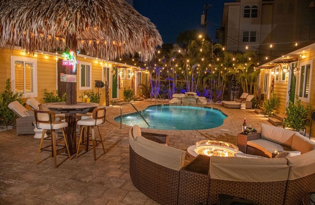 King Bed-Step to Madeira Beach-Heated Pool-Private
