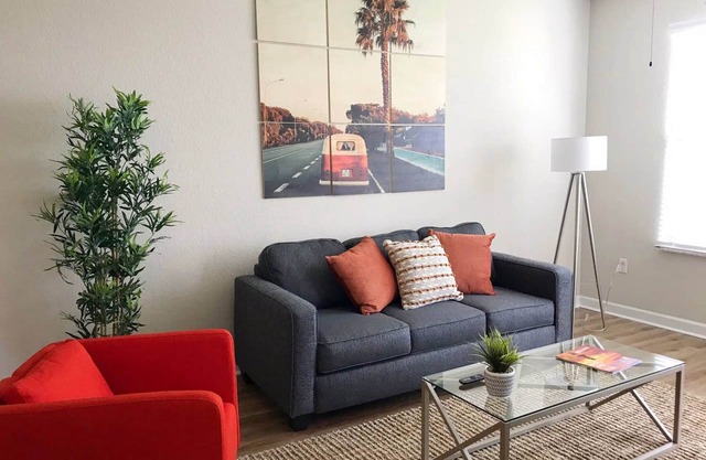 KING Bed, Walk to Shopping/Food, Pool and Gym!