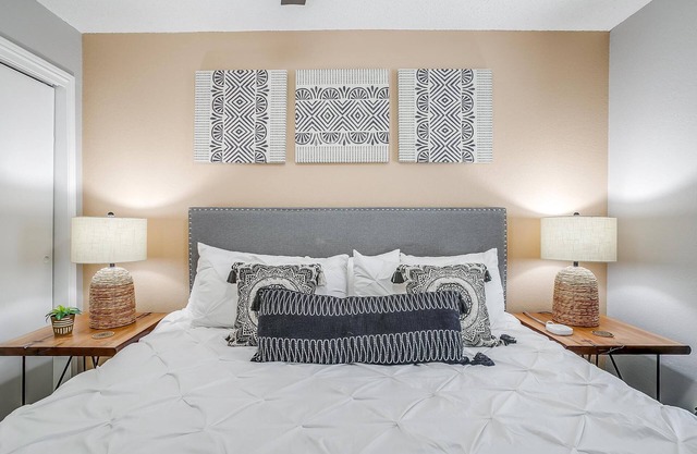 King Bed ✶WiFi ✶Washer Dryer ✶4K TVs ✶Pets Allowed #425