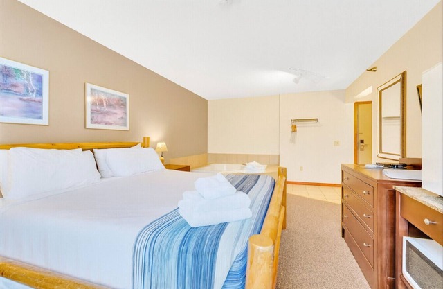 King Jacuzzi Suite – Indoor Pool, Sauna & Near Gull Lake