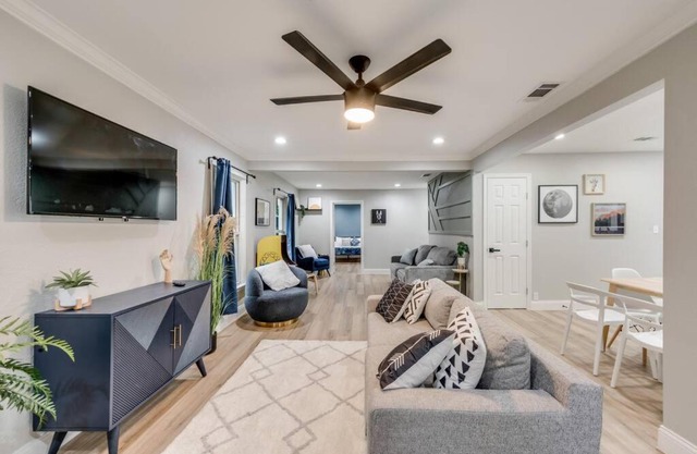 King Self Check-In BBQ 4 TVs Parking Rain-Shower
