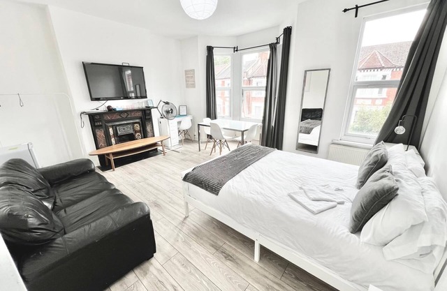 King size room 5 min from Westfield London (quarto 3)