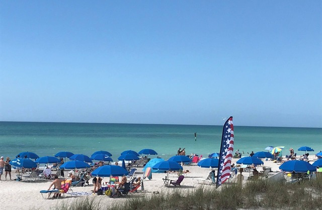 King studio w/Bay views! Private Beach access Walking distance to everything!