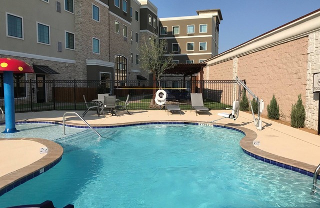 King Studio w/Free Breakfast Buffet & Pool Access Included!