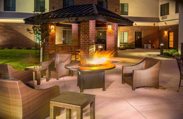 King Suite. Free Breakfast Buffet. Pool & Gym Access. Amazing Location!
