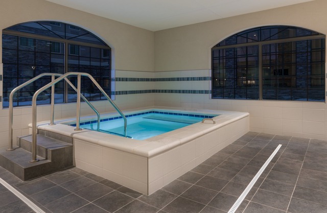 King Suite | Free Daily Breakfast, Pool & Hot Tub Access