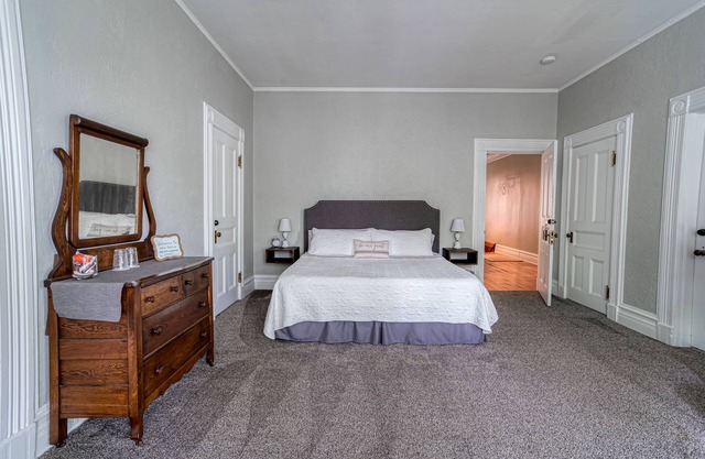 King Suite w/ Bath - Hatch House B&B