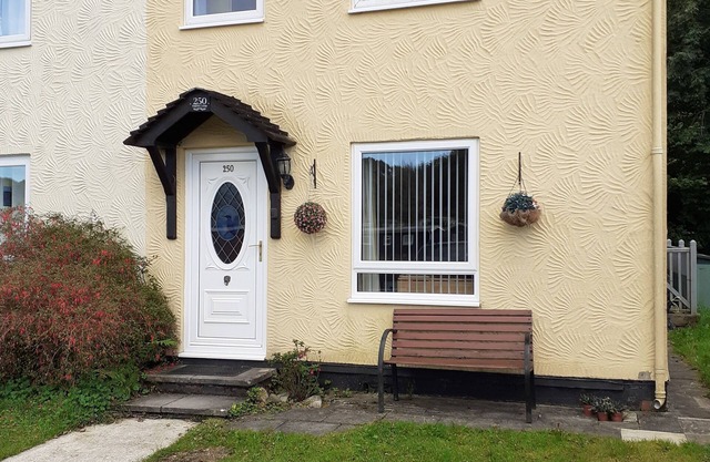 Kingfisher Cottage- river, rambling and relaxing, in a beautiful holiday park