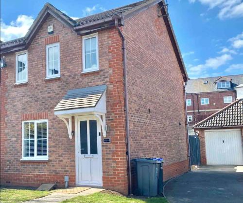 Kingmaker House, Free Driveway Parking and Garden! Fully Equipped, Sleeps 5 Guests