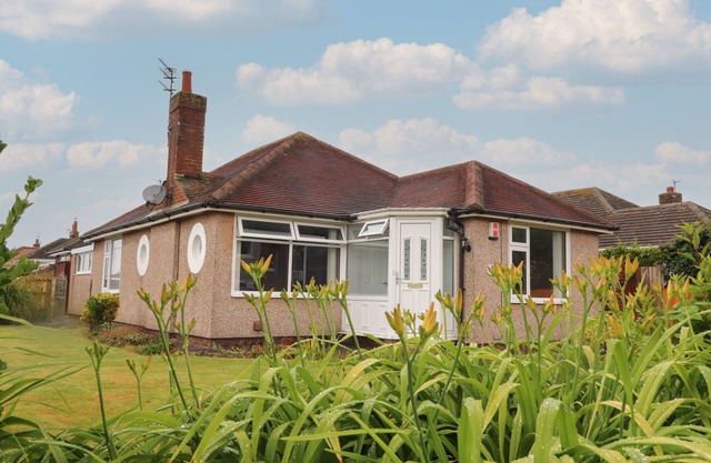 KINGS WALK, pet friendly, with a garden in Cleveleys