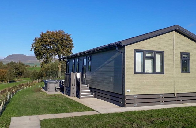 Kingsdale Lodge - 2-Bedroom Lodge with hot tub, situated on a golf course