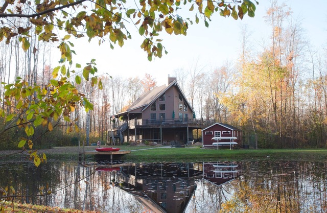Kingsville Lodge Private Retreatnhot tub, pond, boats, gameroom, + more