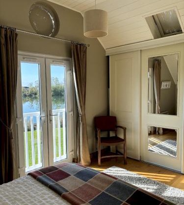 Kinsale Lodge · Cotswolds Lakeside - Spring Lake
