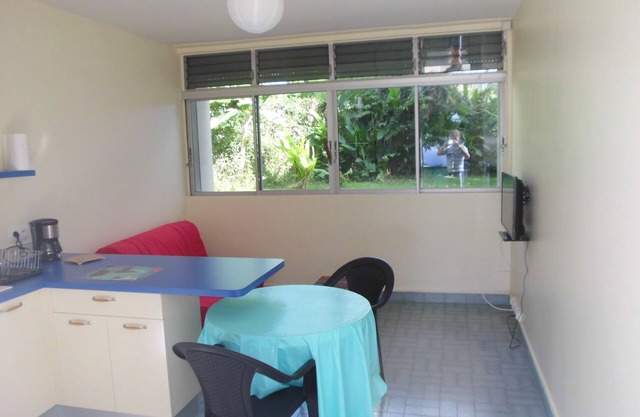 Kitchen-living room and air-conditioned bedroom, at the foot of La Soufrière.