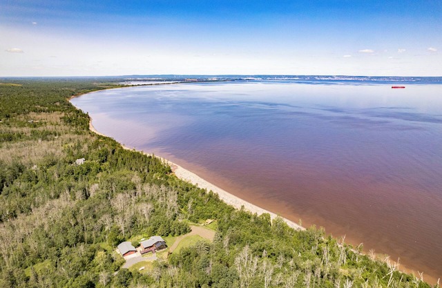 Kitchigami Lodge - on Lake Superior. Beach, Firepit, Hot Tub, 30 min to Duluth!