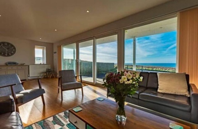 Kiwi Beach House with stunning views across the ocean - the perfect place for families or friends to get together!
