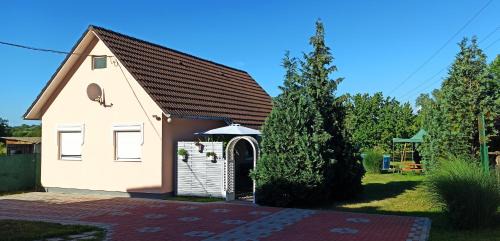 Klimatizált, medencés, jakuzzis nyaraló a Balatonnál!