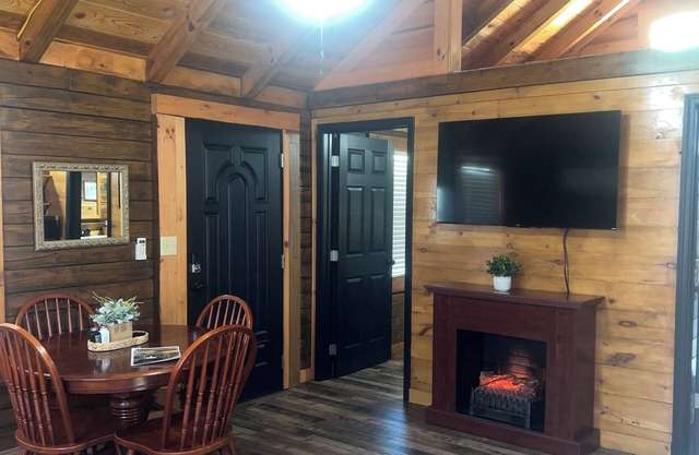 KNOTTY PINE 🌲 Couples Cozy Cabin in RRG Hot Tub Fireplace Pet Friendly