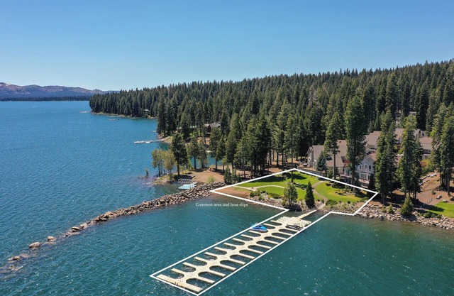 Kokanee Lodge is back! 300 feet from the lake Boat Slip, AC & WIFI