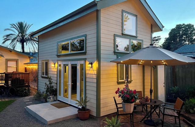 Kolibrie Huis is a 2-bed tiny home in a peaceful urban oasis with hummingbirds