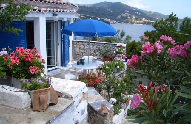 Komfort-villa im Blütenparadies mit Strandzugang