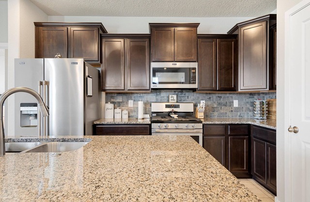 Kozi home, easy access to 1-25, great for family trips, or a solo stayn