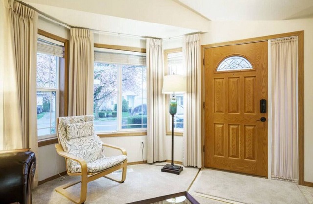 Kozy Condo: * Near PDX * Rave Reviews! Quiet & Safe Area