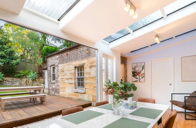 KozyGuru | Balmain | Charming 3 Room cottage