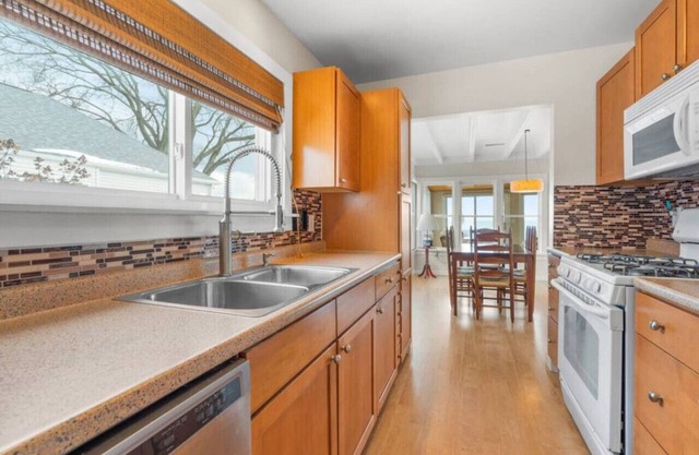Krusty Krab! Lakefront Getaway, Walk to Downtown!