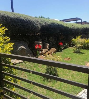 KwaSihle on Boundary is a charming 2 bedroomed unit that accommodates 4 people, situated in a peaceful and secure estate.