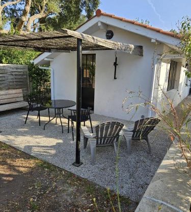 L'annexe des Cigales, à l'ombre des chênes lièges