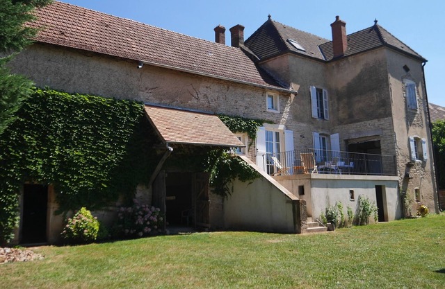 La Bergerie -Nanton, old renovated farmhouse with swimming pool for familie
