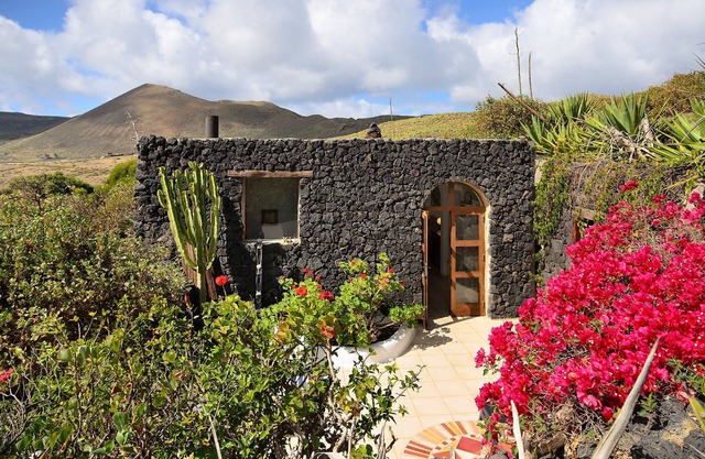 La Bodega – On a Volcano with Piano, Sea Views, Private Terrace and Wi-Fi
