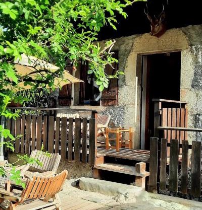 La cabane de Blanche entre lac et montagne