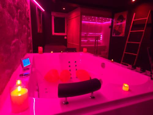 La Cachette Secrète - Maison romantique avec Balnéo et Sauna Privatif à Caen en Normandie