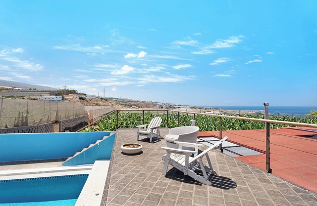 'La Calabacera Blanca' with Sea View, Shared Pool and Wi-Fi