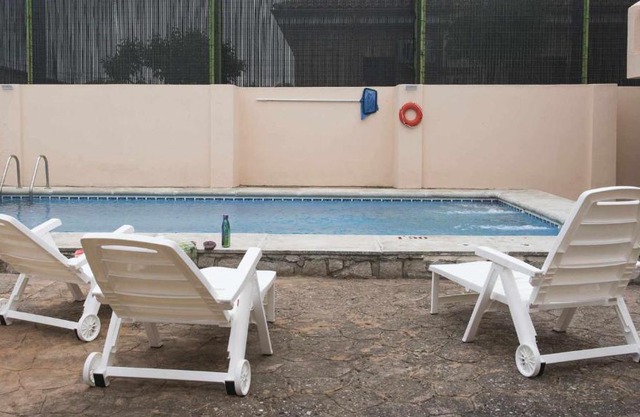 La casa de la tinaja piscina y chimenea by Toledo AP