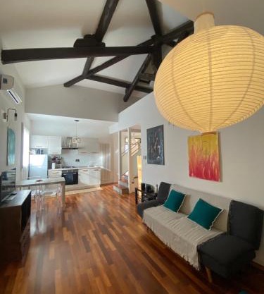 La Casa di Giulia, spazioso loft su due livelli a 10 minuti di macchina dal centro