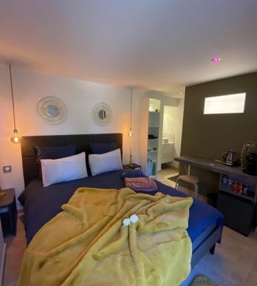 La chambre d'hôte de la fontaine de Jonquier Jacuzzi privatif