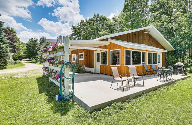 La Crescent Cottage on Minnesota Bluffs w/View!