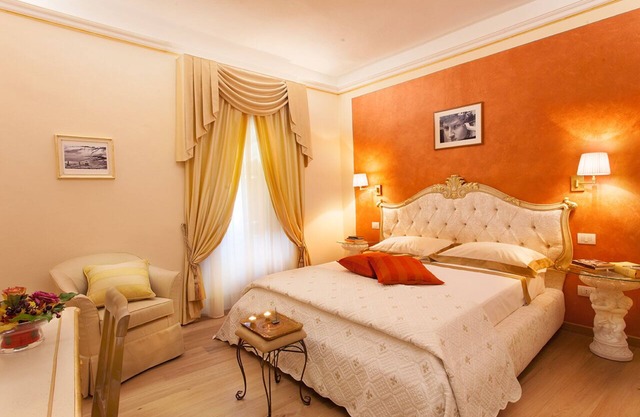 La Culla di Dante Luxury Apartment in front of the Duomo (sleeps 6)