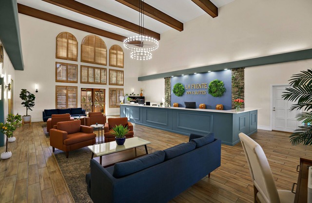 La Fuente Inn & Suites