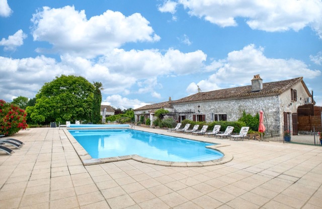 La Garenne – Family Cottage with Pool and Jacuzzi on 12 Hectares near Bergerac