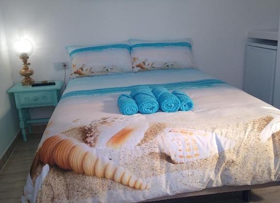 La Isla habitacion independiente con baño privado y jardín