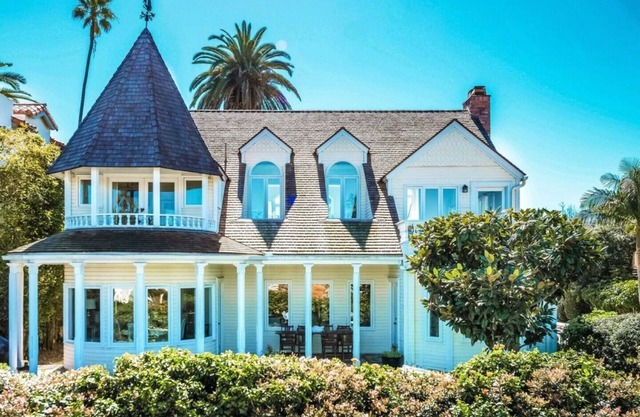 La Jolla Cape Cod Beauty: Steps to the Beach and Village, Ocean Views, 2 Yards!