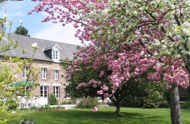 La Longère 1750 30pers Hambye, piscine grand jardin