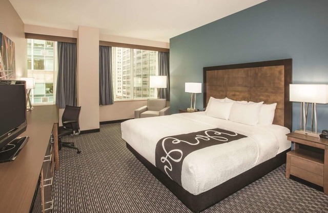 La Quinta – Downtown King Conference Suite with Meeting Area