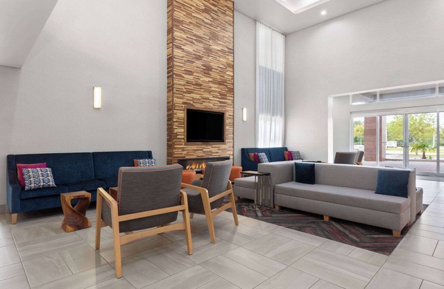 La Quinta Inn & Suites by Wyndham Ft. Pierce