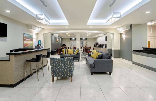 La Quinta Inn & Suites by Wyndham Mercedes Outlet Mall